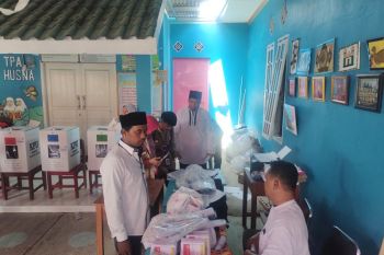 Surat suara tercoblos, Bawaslu hentikan coblosan di TPS 19 Waykandis