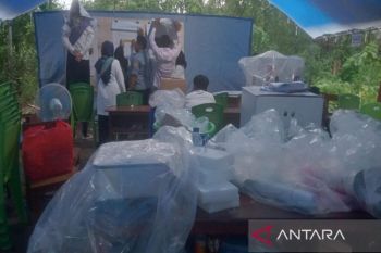 Di Baubau, penghitungan suara di TPS diguyur hujan