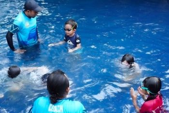 Dante, anak artis Tamara,  sering takut jika ada sesi renang