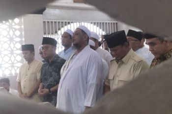 Prabowo disambut masyarakat saat ziarah ke makam Habib Ali di Kwitang