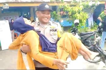 Polisi ini bopong nenek 93 tahun agar bisa mencoblos