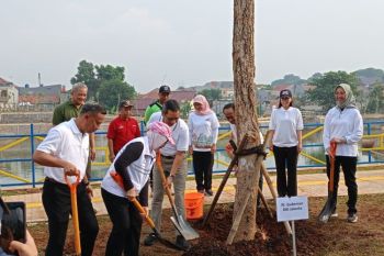 Heru Budi Hartono bersama Kadin DKI tanam pohon dan tebar benih ikan di embung Jagakarsa