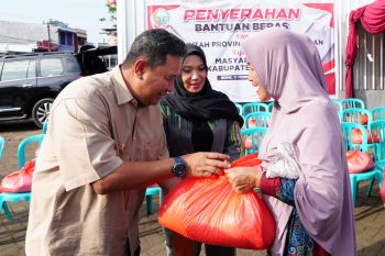 Pemprov Sulsel serahkan bantuan beras kepada puluhan warga Kabupaten Bone