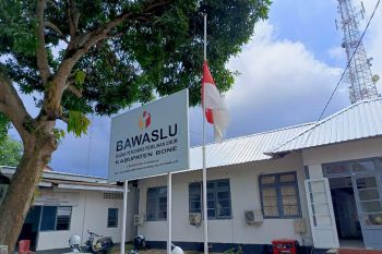 Bawaslu Bone berikan santunan PKD pemilu  2024 yang meninggal
