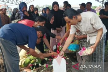 Khofifah sebut anggota KPPS adalah pejuang demokrasi