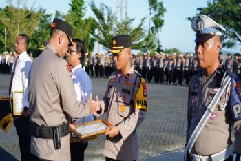 Kapolda Sulbar beri penghargaan kepada Ditkrimsus ungkap kasus suap DAK