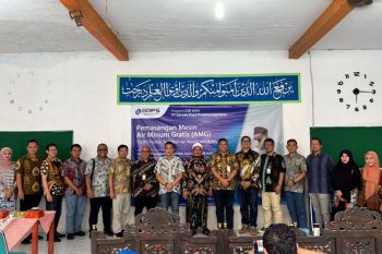 Ponpes Tangerang mendapatkan bantuan mesin air minum