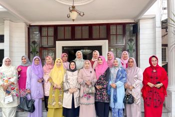 Ny. Arie Ekos Albar Jamu Ketua GOW se-Sumbar