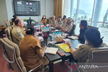 BBKHIT Papua pasang karpet desinfeksi mencegah virus babi Afrika