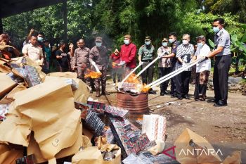 Kejari Boyolali musnahkan barang bukti ratusan bal rokok ilegal miliaran rupiah
