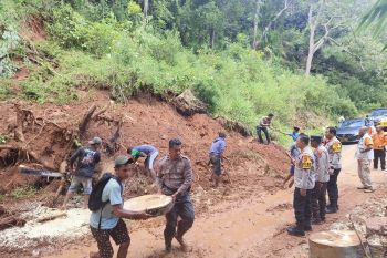 Kapolres Mabar tinjau lokasi tanah longsor di Mbeliling