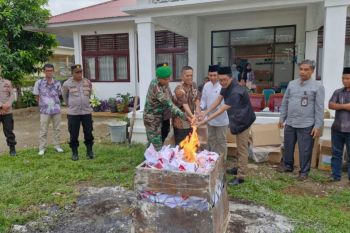 KPU Agam musnahkan kelebihan surat suara PSU