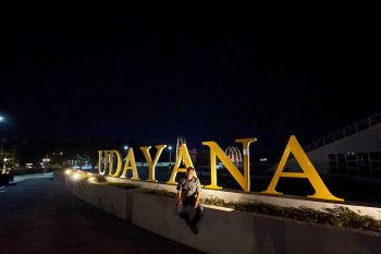 Lampu penerangan di Teras Udayana Mataram ditambah