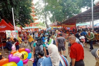 Hari Jumat, pengunjung perayaan Cap Go Meh di Pulau Kemaro tetap membludak