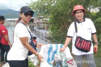 DLHK Kota Jayapura kirim 10 ton karton bekas ke Surabaya pada 2023