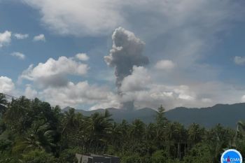 Gunung Dukono di Maluku Utara meletus