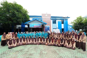 PKK Sulsel membagikan sejumlah bantuan untuk siswa di Maros dan Pangkep