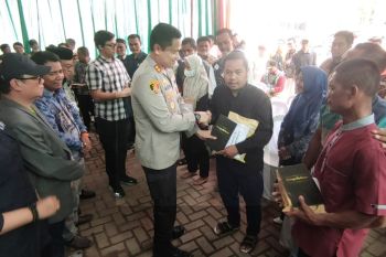 Kapolres Tabalong sematkan pahlawan demokrasi bagi petugas TPS yang gugur