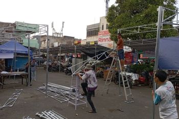 Perumda pastikan tenda lapak pedagang Pasar Anyar terpasang