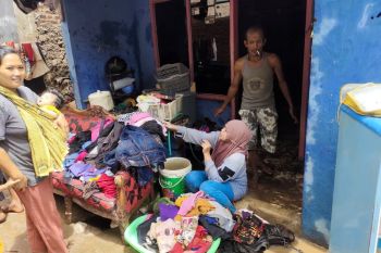 Tanggul rusak di Lampung akibat banjir diperbaiki