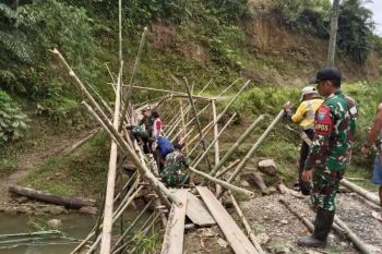 TNI bersama warga perbaiki jembatan bambu di perbatasan RI-Malaysia