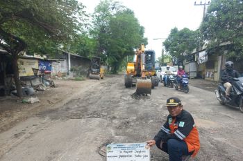 Pemkab Gresik turunkan alat berat perbaiki jalan rusak