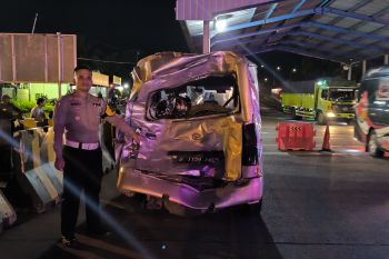 Bus seruduk tiga mobil dan tujuh motor di gerbang tol Pelabuhan Bakauheni, seorang tewas