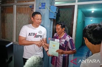 Menteri ATR menyerahkan sertifikat 'door to door' ke warga Samarinda&nbsp;