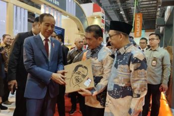 Pj Wali Kota Pontianak serahkan lukisan dari ampas kopi ke Presiden