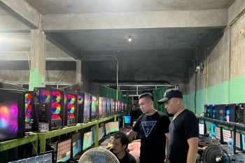 Dua ruko sarang judi online di Dumai digrebek polisi, warga heran