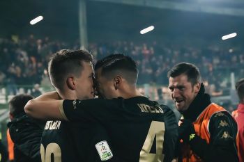 Liga Italia - Pemain Indonesia Jay Idzes gagal antar Venezia menang setelah kalah 1-2 dari Como