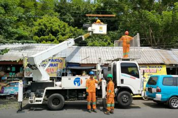 PLN  Surakarta pastikan keandalan listrik di tengah cuaca ekstrem