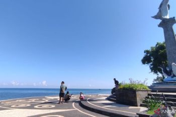 Wisatawan padati Pantai Lovina saat umanis Galungan