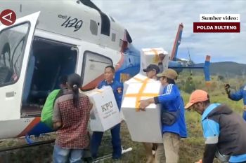 Polda Sulteng jemput logistik pemilu lewat udara dari desa terpencil
