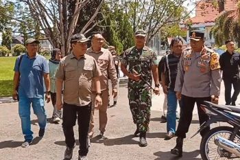 Pj Bupati Barsel pantau sejumlah TPS di Kecamatan Dusun Selatan