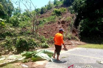 Longsor tutup akses jalan lintas Sulawesi di Gorontalo Utara