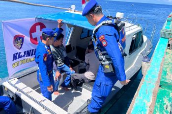 Satpolairud Polres Touna hadirkan klinik apung bagi masyarakat pesisir