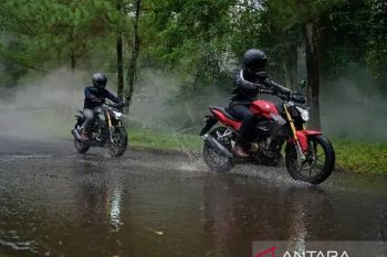 Tips berkendara aman saat melewati genangan air