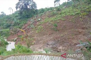 Bencana pergeseran tanah terjadi, kerugian belum bisa ditaksir
