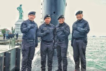 Panglima TNI dan Kasad terima brevet kehormatan Hiu Kencana dari TNI AL