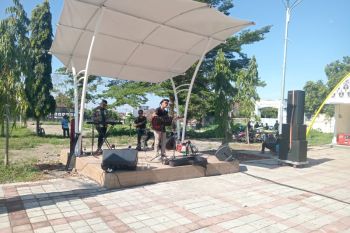 Sentra kuliner Teras Udayana Mataram dilengkapi dengan panggung musik