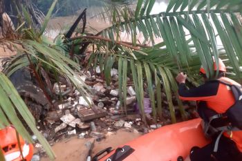 Basarnas cari balita yang terbawa arus banjir di Kendari