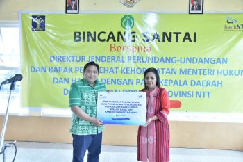 Kemenkumham NTT serahkan bukti pendaftaran tiga merek ke 20 UMKM