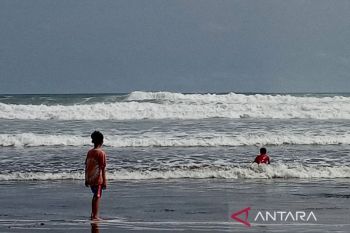 Waspadai potensi gelombang tinggi di laut selatan Jabar-DIY