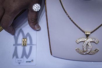 Harga emas batangan Antam hari ini naik Rp15.000 jadi Rp1,179 juta per gram