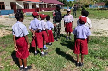 Yonif 122/TS ajarkan PBB siswa SD Negeri Mosso Jayapura