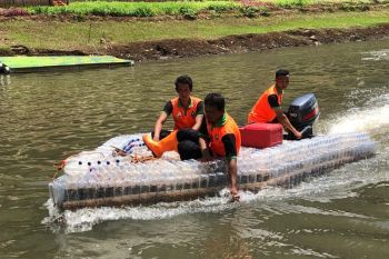 Keren, botol plastik bekas disulap jadi perahu