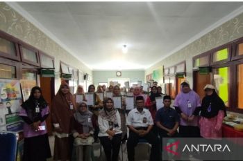 Kemenag serahkan sertifikat halal pada UMKM  di Bolmut
