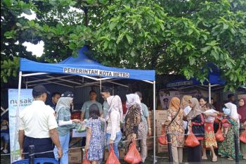 Masyarakat Metro serbu pasar murah bersubsidi Pemprov Lampung