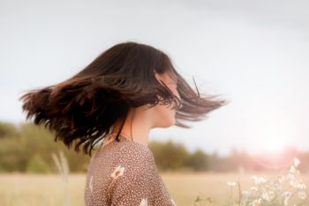 Ini tips membuat rambut lurus dan tipis terlihat lebih 'berisi'